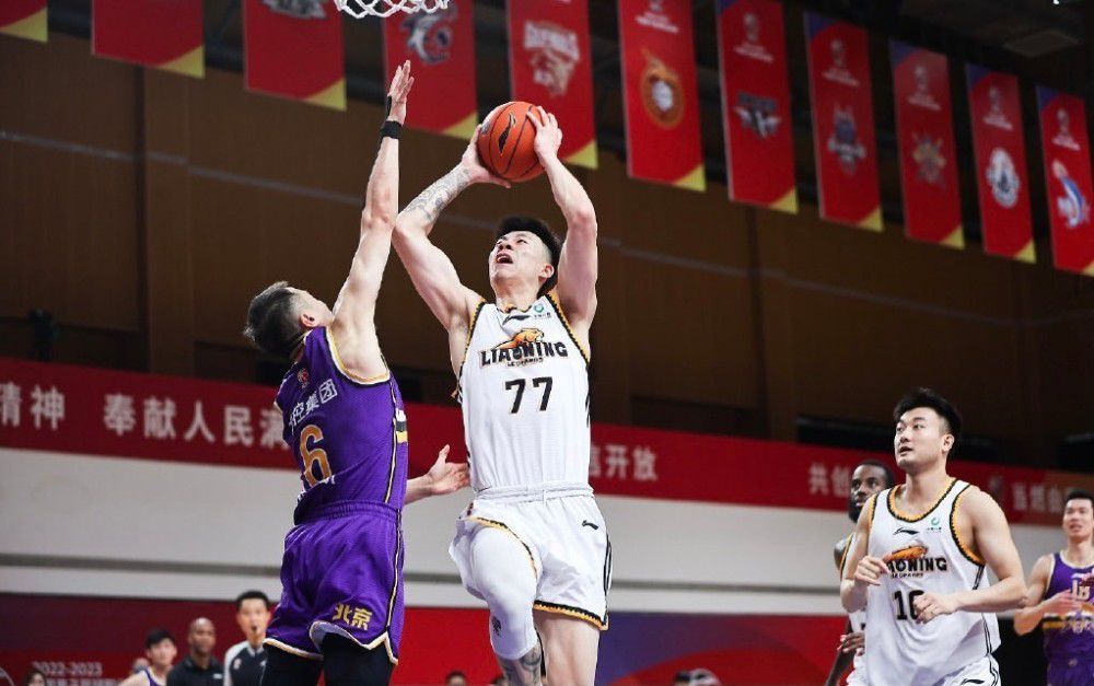 影片里，志同道合的革命者也会因为具体问题的分歧争得面红耳赤；在回忆起高中举人的同乡面对封建强权却无法抬头做人时，何叔衡也会委屈流泪；刘仁静等年轻人初到上海，也会被繁华夜晚吸引，对新鲜事物充满了好奇……正是因为有了这些真实的情感流露，伟大的形象变得更加有血有肉，我们也更能知道他们以平凡之小我，投身伟大之事业的不易